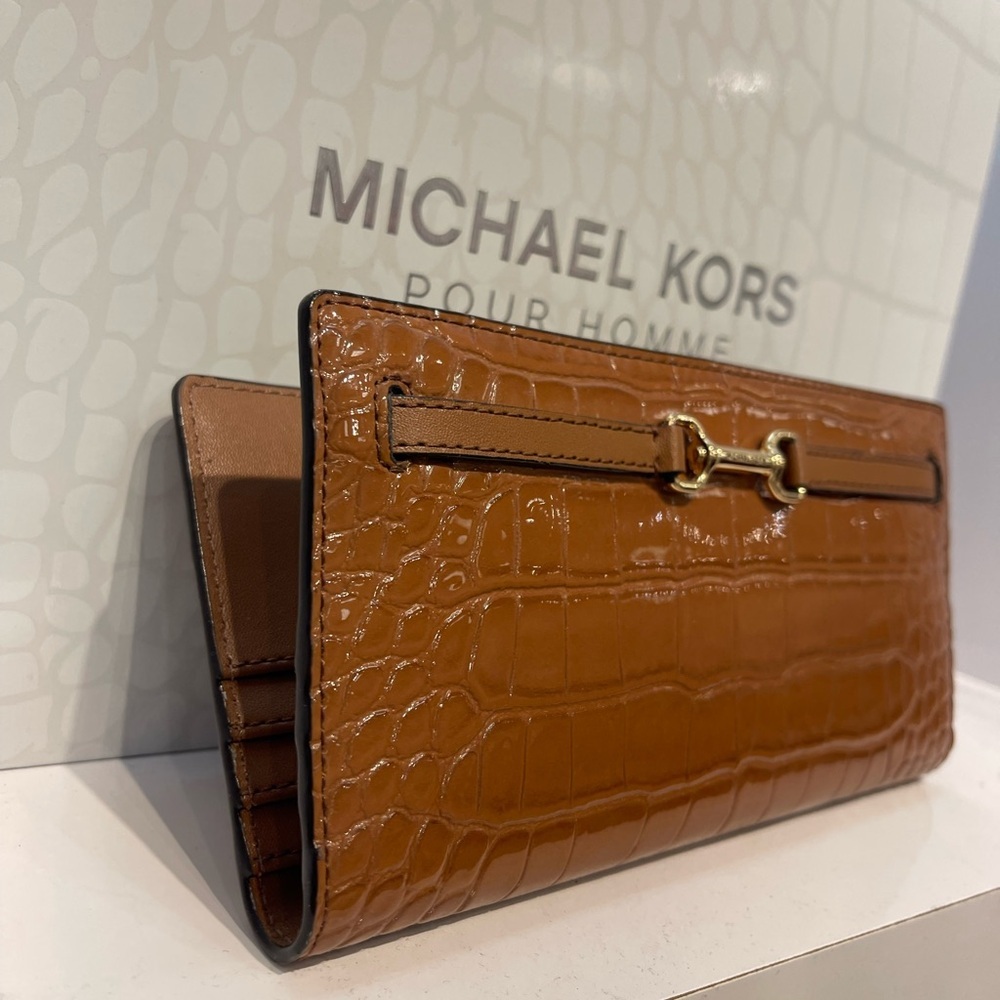 MICHAEL KORS Carson Large Snap Crocodile Embossed Bifold Wallet
Luggage
NWT - Picture 8 of 16